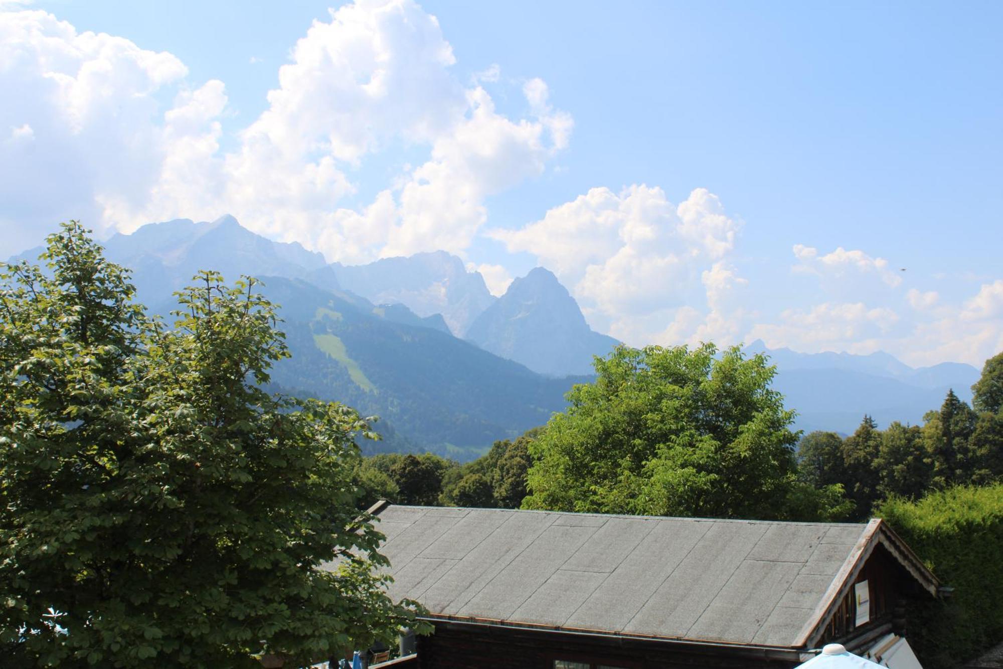 Pfeiffer Alm Am Sonnenhang Mit Blick Auf Die Zugspitze جارمش بارتنكيرشن الغرفة الصورة